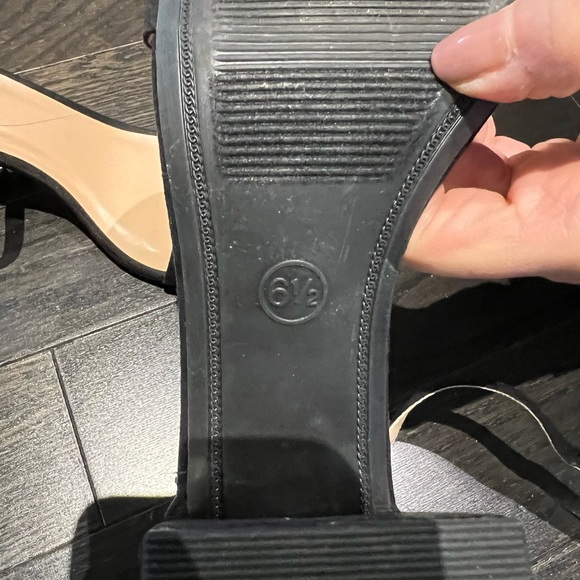 Barely worn square heeled shoes. - Picture 4 of 4